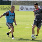 Alfaro se lleva el balón ante la presencia de Caye Quintana en el entrenamiento de ayer.-Pablo Requejo