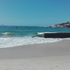 La plataforma desde la que debían saltar los nadadores de aguas abiertas, destrozada por las olas y varada en Copacabana.-KIKO HERVÁS