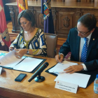 La consejera de Familia e Igualdad de Oportunidades, Milagros Marcos, y el alcalde de Palencia, Alfonso Polanco, firman un convenio en materia de desahucios-Ical