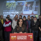 La diputada de la CUP Maria Sirvent, arropada por la plana mayor del partido, este martes en Barcelona.-CARLOS MONTANYES