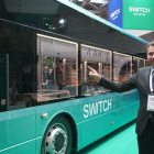 Óscar Puente señala el nuevo autobús eléctrico que Switch fabricará en Valladolid, el Switch e1. E. M.