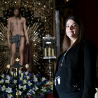 Carolina Muñoz muestra el Cristo de la Humildad.-PABLO REQUEJO / PHOTOGENIC