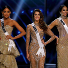 La nueva Miss Universo, la francesa Iris Mittenaere, en el centro, con las otras finalistas: a la derecha Miss Haiti, Jacque Pellisier, y Miss Colombia, Andrea Tovar.-REUTERS