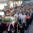 Vecinos y fieles en la comitiva de la Virgen del Pilar.-J.M. Lostau
