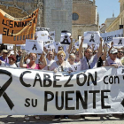 Una gran pancarta encabezó ayer en San Pablo la concentración de vecinos.-Miguel Ángel Santos