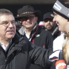 Thomas Bach, presidente del COI, con una participante en el Mundial de skeleton, el pasado sábado.-ANDREAS SCHAAD