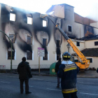 Bomberos durante los trabajos de extinción del incendio declarado ayer en una fábrica de harinas en San Esteban de Gormaz, en Soria.-ÁLVARO MARTÍNEZ