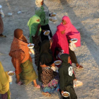 Unos inmigrantes caminan tras recibir comida en un centro de detención en Sabratha, el pasado 9 de octubre.-REUTERS / HANI AMARA