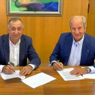 Los presidentes de Acor, Justino Medrano, y de Ceralto Siro, Juan Manuel González, durante la firma.-E.M.