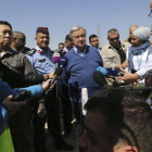 El secretario general de la ONU, António Gutterres (c) durante una visita a un campo de refugiados sirios de Zaatari en Jordania, este martes.-EFE