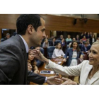 La candidata del PP, Cristina Cifuentes, saluda al candidato de Ciudadanos, Ignacio Aguado, este miércoles, en la Asamblea de Madrid.-Foto: EFE/ EMILIO NARANJO