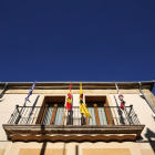 Ayuntamiento de Valleruela de Pedraza (Segovia), con el balcón con los crespones negros en las banderas.-ICAL