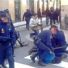 Un momento de la carga policial delante de la Parrilla de San Lorenzo en 2014.