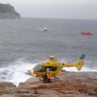 El helicóptero en el que fue trasladado el niño, en el momento del rescate-ADN