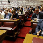 Tsipras, el primero por la derecha, en la reunión de su grupo parlamentario, este miércoles.-Foto: REUTERS / YANNIS BEHRAKIS
