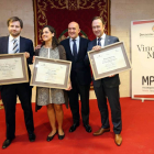 El presidente de la Diputación vallisoletana, Jesús Julio Carnero (2D), posa con los galardonados con los Premios 'Vino XV Aniversario 2015' Fernando Rodríguez, de Bodega Prado Rey (I), Adriana Ulibarri, de Bodega del Abad del Bierzo, y Marcos Illera, de -Ical