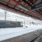 La estación leonesa de Busdongo paralizó el tránsito de trenes por culpa de la nieve.-ICAL