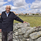 El escritor, etnógrafo y profesor Juan Antonio Panero, en un cortino de Carbellino, en Sayago, comarca zamorana a la que ha dedicado décadas de estudio y numerosos libros sobre etnografía y tradiciones.-ARGICOMUNICACIÓN