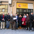 Un grupo de ciudadanos, unidos en el Comité de Defensa Civil, entregan en la sede de la Fiscalía en Ponferrada, un informe a la atención del Fiscal de la Audiencia Provincial de León para solicitar que investigue si se ha incurrido en diversos delitos en-Ical