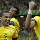 Alves, con Neymar, en uno de sus últimos partidos con Brasil.-Foto: EFE / ROBERT GHEMENT