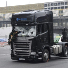 Imagen del camión que arrolló a los visitantes de un mercadillo navideño en el centro de Berlín.-RAINER JENSEN / EFE