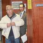 Alberto Cano y su abogado a la salida del juzgado el pasado marzo-J.M.Lostau