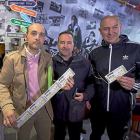 Tres aficionados, con las entradas para la final de Copa adquiridas ayer en La Central.-JOSE C. CASTILLO