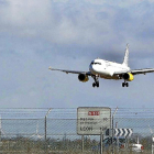 Un avión procedente de Barcelona aterriza en el aeropuerto de Villanubla.-ICAL