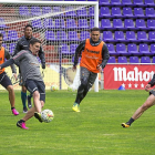 Moyano, Marcelo Silva y Rubio presionan a Óscar en el partidillo disputado ayer en Zorrilla.-MIGUEL ÁNGEL SANTOS