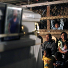 Familia y amigos dan el último adiós a Jakelin Rosmery Caal Maquin, la menor de 7 años fallecida bajo la custodia de las autoridades de EEUU. /-EDWIN BERCIAN (EFE)