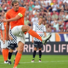 Dirk Nowitzki tira el penalti durante el partido benéfico. El balón acabó en el quinto pino.-EFE / TORSTEN SILZ