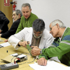 Algunos de los alumnos durante la realización de un taller de electrónica-J.M. Lostau