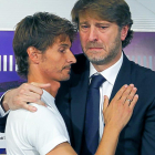 Álvaro Rubio se abraza a un emocionado Carlos Suárez durante la despedida del jugador.-J.M. LOSTAU
