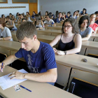 Estudiantes realizan un examen durante la última EBAU.-J.M. LOSTAU