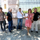 Varios alcaldes de pueblos mineros, a las puertas de la Junta de Castilla y Léon, tras reunirse con el presidente de la Junta, Juan Vicente Herrera, y la vicepresidenta y consejera de Empleo, Rosa Valdón-Ical