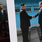 Un alto funcionario surcoreano observa una foto del presidente de Corea del Sur, Moon Jae-in, y del de Corea del Norte, Kim Jong-un, expuesta en Pyongyang.-AFP