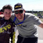 Gonzalo Basurto, junto a su padre Fernando.-EL PERIÓDICO