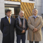 Julio Mañas, entre los abogados Javier González y Alfonso Coronel de Palma.-A.G.