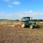 Un tractor haciendo las labores en la explotación ecológica ubicada en el municipio palentino de Villallano.