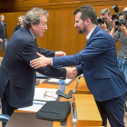José Antonio de Santiago-Juárez y Luis Tudanca se saludan momentos antes de empezar la sesión.-PABLO REQUEJO / PHOTOGENIC