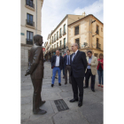 El vicesecretario de Comunicación del PP, Pablo Casado, y el ministro del Interior en funciones, Jorge Fernández, visitan el centro histórico de Ávila. En la foto junto a la estutua de Adolfo Suárez.-ICAL