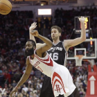 Ni el buen partido de Harden pudo vencer a los Spurs, que siguen ganando fuera de casa.-THOMAS SHEA