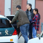 La mujer acusada de presentar una denuncia falsa por malos tratos sale del juzgado de Ponferrada-ICAL