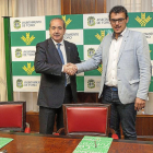 Cipriano García y Tomás del Bien ayer en la firma del convenio.-ICAL
