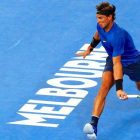 Rafael Nadal devuelve un golpe en un entrenamiento con Dominic Thiem en Melbourne.-REUTERS / DAVID GRAY
