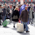 Varios viajeros vuelven a su ciudad de origen después de pasar unos días en Valladolid celebrando la Semana Santa.-PABLO REQUEJO / PHOTOGENIC