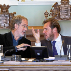 Manuel Saravia y Óscar Puente conversan durante la celebración del pleno.-J.M. LOSTAU