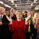 Nicola Sturgeon sigue el recuento de votos en la sede del Partido Nacionalista Escocés (SNP), anoche en Glasgow.-EFE / ROBERT PERRY