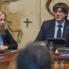 Neus Munté y Carles Puigdemont, este martes, en la reunión del Consell Executiu.-FERRAN SENDRA