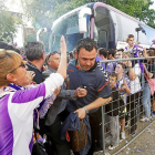 Sergio González es aclamado por una aficionada a su llegada al estadio.-J.M. LOSTAU